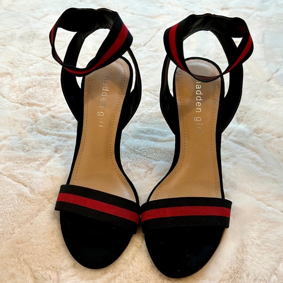 Madden Girl Stiletto Faux Suede Black/Red Open Toe Elastic Strappy Sandal Size 5 - Picture 2 of 5